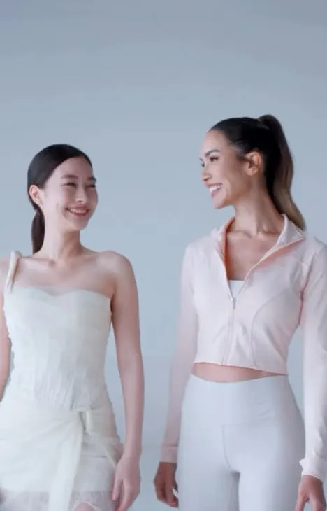 เจสและลูกค้าหัวเราะ